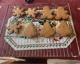 Φωτογραφία βήματος 8 της συνταγής Gingerbread cookies με επικάλυψη σοκολάτα και maple syrup frosting