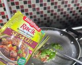 Foto langkah ke 2 dari resep Semur Ayam Terong Telur.