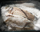 Foto del paso 6 de la receta: Lubina a la sal