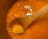 Foto del paso 5 de la receta: Filetes de pollo con patatas en salsa de zanahoria