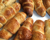 Foto del paso 6 de la receta: Panecillos ''medialunas'' con frankfurt (salchichas)