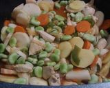 Foto del paso 7 de la receta: Pollo a la portuguesa con habas