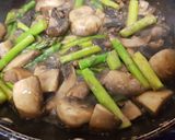 A picture of step 2 of My Ginger & Garlic Mushrooms with Asparagus.