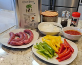 Foto del paso 1 de la receta: Salteado de salchichas con pimientos tricolor