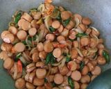 Foto langkah ke 3 dari resep Tumis sosis cabe ijo + bombay.