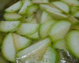 Hình bước làm 2 của món Canh bí xanh nấu chả cá