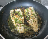 Foto del paso 3 de la receta: Lubina a la plancha con ajetes y gambas