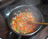 Foto del paso 3 de la receta: Calamares en salsa con arroz blanco y guisantes