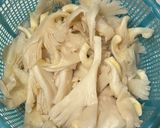 Foto langkah ke 1 dari resep 🍄 Tumis Jamur Tiram Bakso Sederhana.