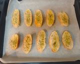 Foto del paso 1 de la receta: Crostini caliente de queso, pesto y jamón