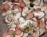 Foto langkah ke 2 dari resep Tumis Jamur Kancing Sosis.