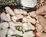 Foto del paso 5 de la receta Alitas al horno con patatas y cebolla