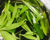A picture of step 1 of Chota halkkusha (thumbai) rasam.