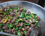 Foto langkah ke 3 dari resep Oseng Daging Cabe Ijo.