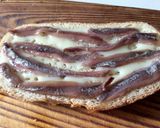Foto del paso 2 de la receta Tostas de chorizo picante y anchoas con leche condensada 🍞🐖🐟