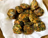 A picture of step 4 of Pui Shak Chingri Bora (Malabar Spinach & Prawn Pakora / Fritters - Bong style).