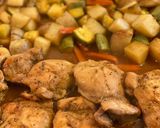 Foto del paso 3 de la receta: Pollo al horno con verduras 😋