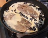 Une image de l'étape 6 de Cotes de porc crème et pruneaux.