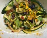 Une image de l'étape 4 de 🥒Salade de courgettes marinées 🪹🥄saveurs orientales🥥🫚.