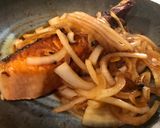 A picture of step 4 of Salmon with soy sauce and onion.