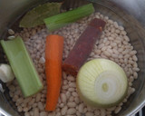 Foto del paso 2 de la receta: Fessolets con chorizo picante, zanahoria y apio