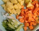 Foto langkah ke 1 dari resep Kentang Wortel Bumbu Kari.