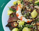 Foto del paso 5 de la receta: Ensalada de brotes con langostinos, mojama y mango