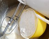 A picture of step 2 of Vanila dry cake.