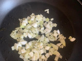 Tallarines de calabacín con salsa de champiñones, cebolla y queso