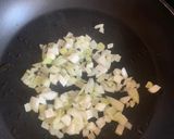 Foto del paso 3 de la receta: Tallarines de calabacín con salsa de champiñones, cebolla y queso