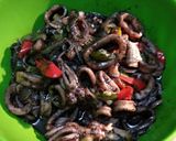 Foto langkah ke 4 dari resep Tumis cumi hitam sederhana.