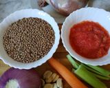 صورة لخطوة 1 من وصفة 🍲 وجبة عدس من النوع الاسود الرقيق 🍲