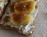 Foto del passaggio 1 della ricetta Fette biscottate con ricotta, fichi e miele
