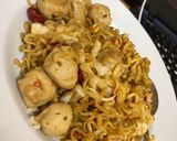 Foto langkah ke 5 dari resep Mie Tumis Bakso (Indomie jumbo ayam panggang).