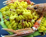 Foto del passaggio 7 della ricetta Fusilli allo zafferano, con scampi su crema di piselli e speck croccante