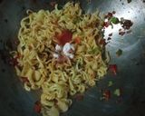 Foto langkah ke 4 dari resep Mie goreng telur dadar orak arik.