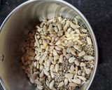 Foto del paso 1 de la receta: Pan de semillas exprés