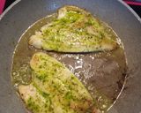 Foto del paso 3 de la receta Dorada y espárragos a la plancha con salsa de perejil y ajo