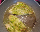 Foto del paso 3 de la receta: Dorada y espárragos a la plancha con salsa de perejil y ajo