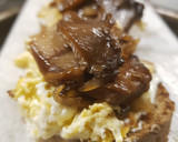 Foto del paso 4 de la receta: 🍄🍄Tosta de setas y cebolla caramelizada con huevo revuelto🍄🍄