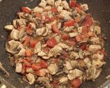 Selymes paradicsomos-gombás csirkeragu recept fázis 4 fotója