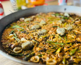 Foto del paso 6 de la receta: Paella de calamar con alcachofas, ajos tiernos y trigueros 🦑 🥘