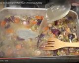 A picture of step 3 of Turkey Gravy.