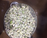 Foto del paso 1 de la receta: Habas salteadas con panceta, salchichas y butifarra negra