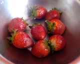 A picture of step 1 of Strawberry Smoothie.