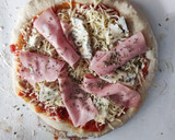 Foto del paso 2 de la receta: Pizza con gorgonzola y mortadela de boloña😋