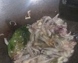 Foto langkah ke 1 dari resep Tumis Daun Singkong with teri Asin.