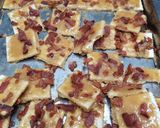 A picture of step 6 of Candied bacon crackers.