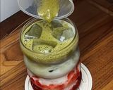 Foto langkah ke 3 dari resep Strawberry Matcha Latte.