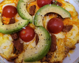 Foto del paso 6 de la receta: Tortilla abierta con quesos, sobrasada, cherrys y aguacate